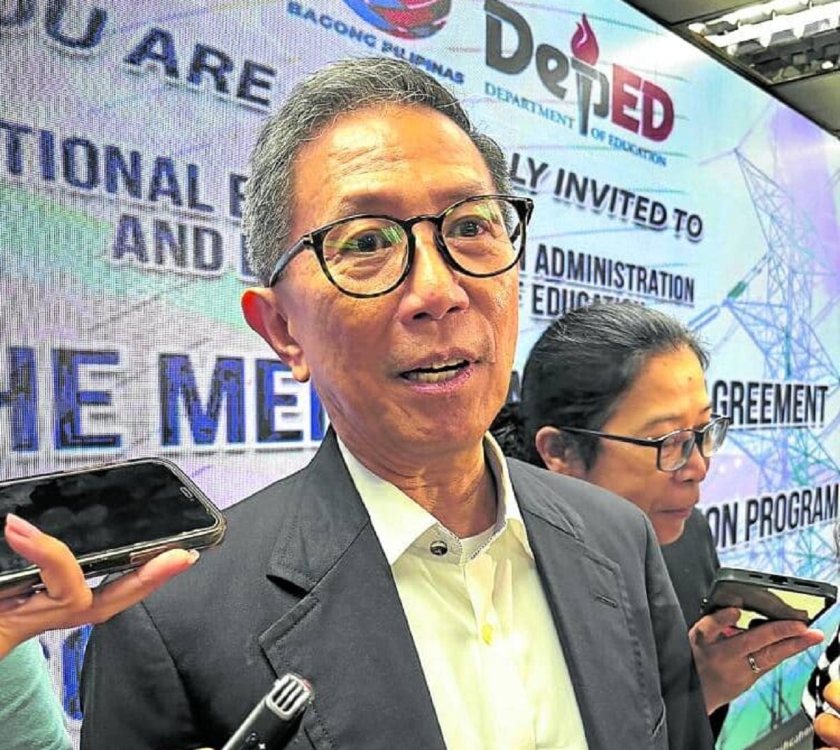 DOE chief steps down