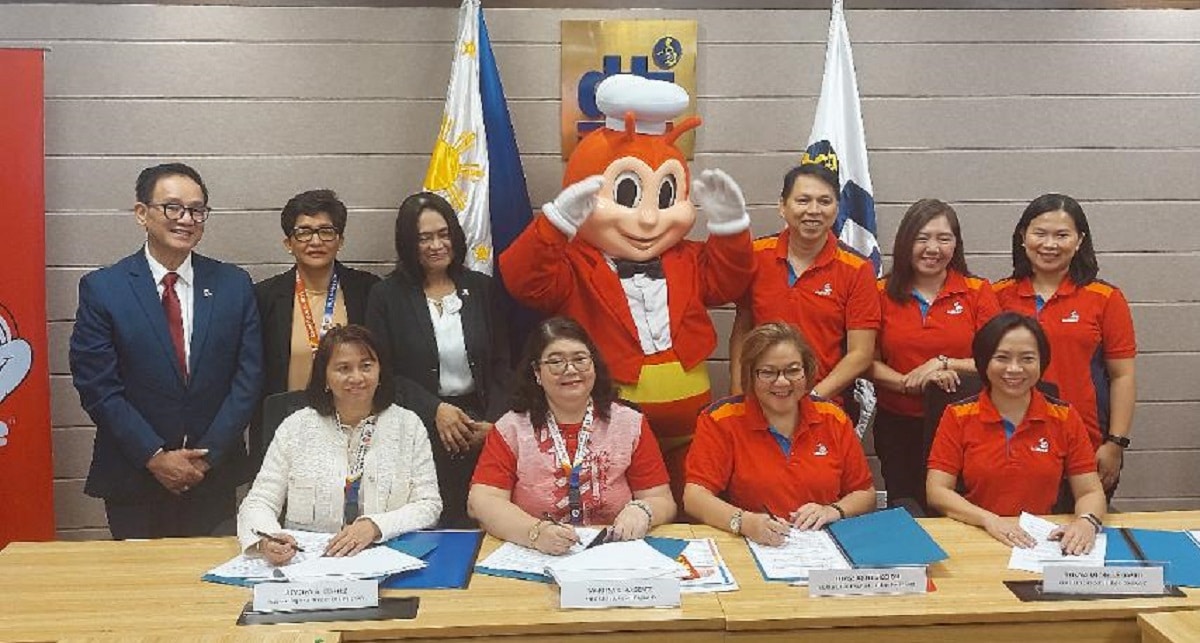Officials from the Department of Trade and Industry and the Jollibee Foods Corp. signed on March 5 the memorandum of understanding for the sustainability program “Bee Earth’s Best Friend,” an initiative which incentivizes customers to minimize plastic use.